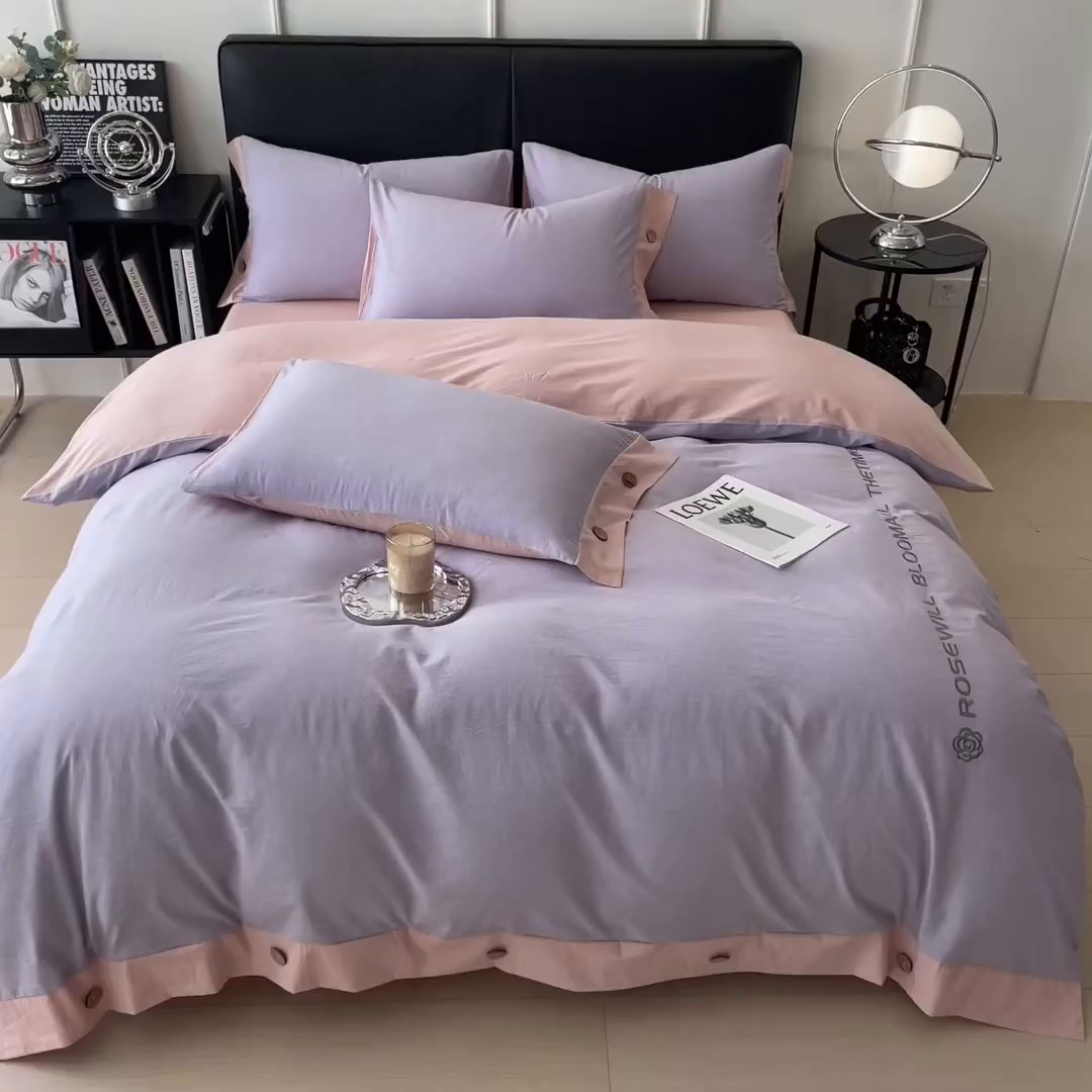 91家纺网 家纺一手货源 找家纺 芃成家纺 2025新款A类全棉色织水洗棉纽扣绣花四件套 纽扣款-浅紫拼浅粉