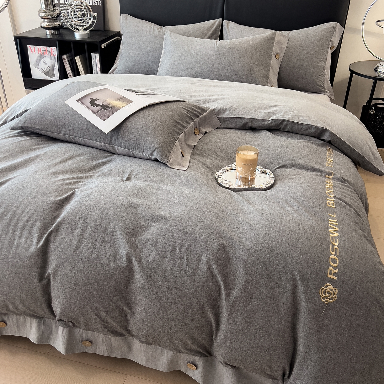 91家纺网 家纺一手货源 找家纺 芃成家纺 2025新款A类全棉色织水洗棉纽扣绣花四件套 纽扣款-深灰拼浅灰