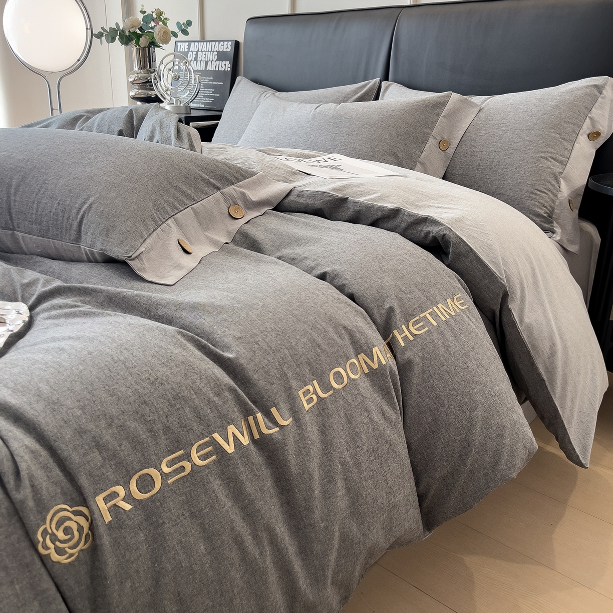 91家纺网 家纺一手货源 找家纺 芃成家纺 2025新款A类全棉色织水洗棉纽扣绣花四件套 纽扣款-深灰拼浅灰