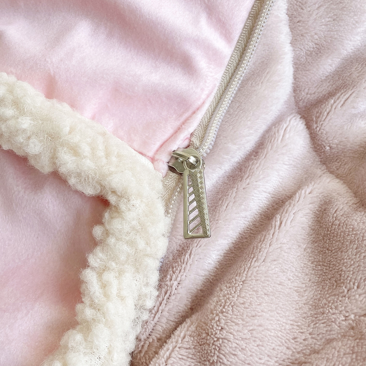 91家纺网 家纺一手货源 找家纺 番茄+ 2025新款羊羔毛花边绒抱枕被 番茄猫