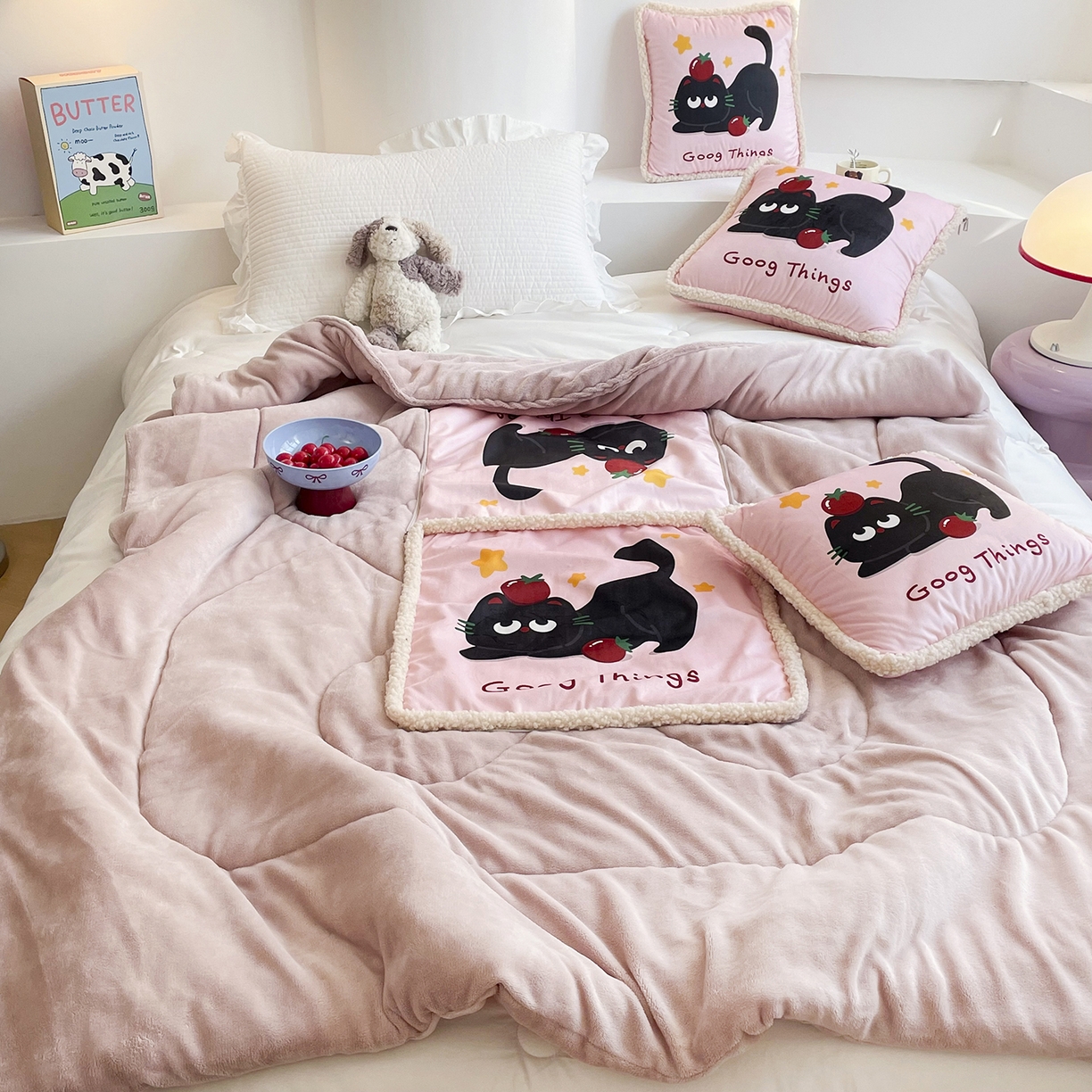 91家纺网 家纺一手货源 找家纺 番茄+ 2025新款羊羔毛花边绒抱枕被 番茄猫