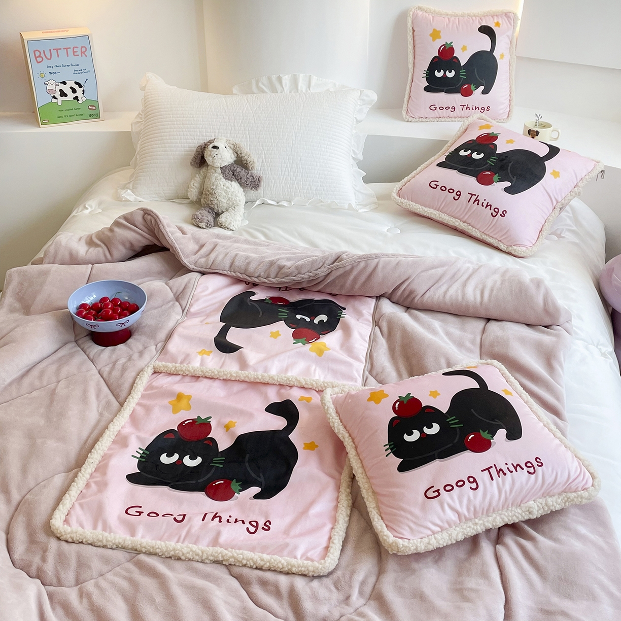 91家纺网 家纺一手货源 找家纺 番茄+ 2025新款羊羔毛花边绒抱枕被 番茄猫