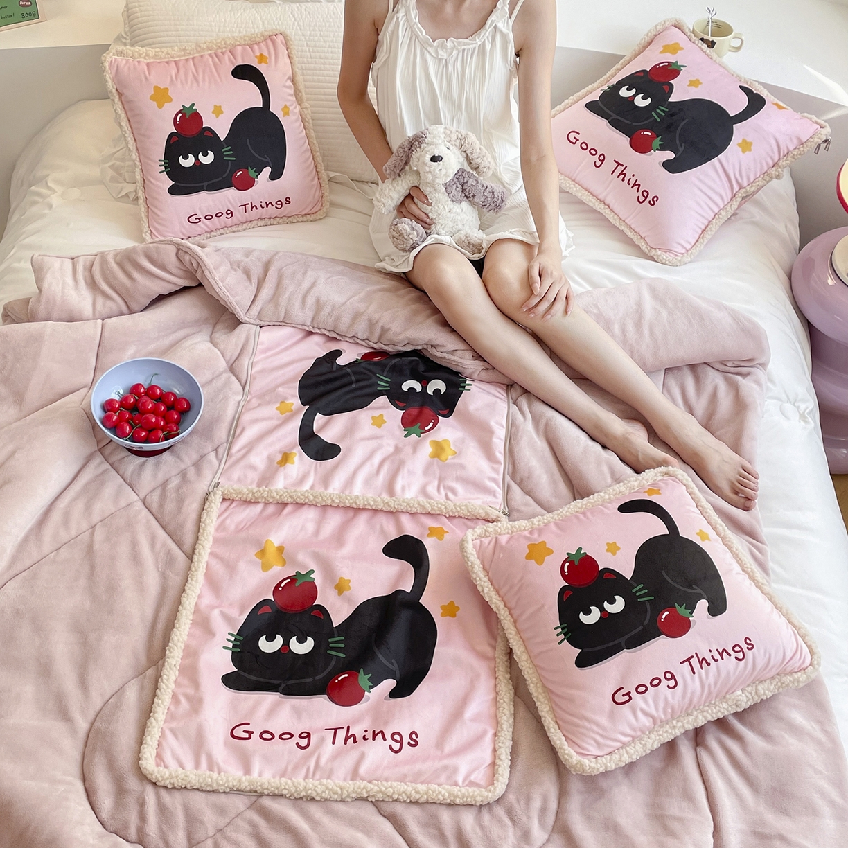 91家纺网 家纺一手货源 找家纺 番茄+ 2025新款羊羔毛花边绒抱枕被 番茄猫