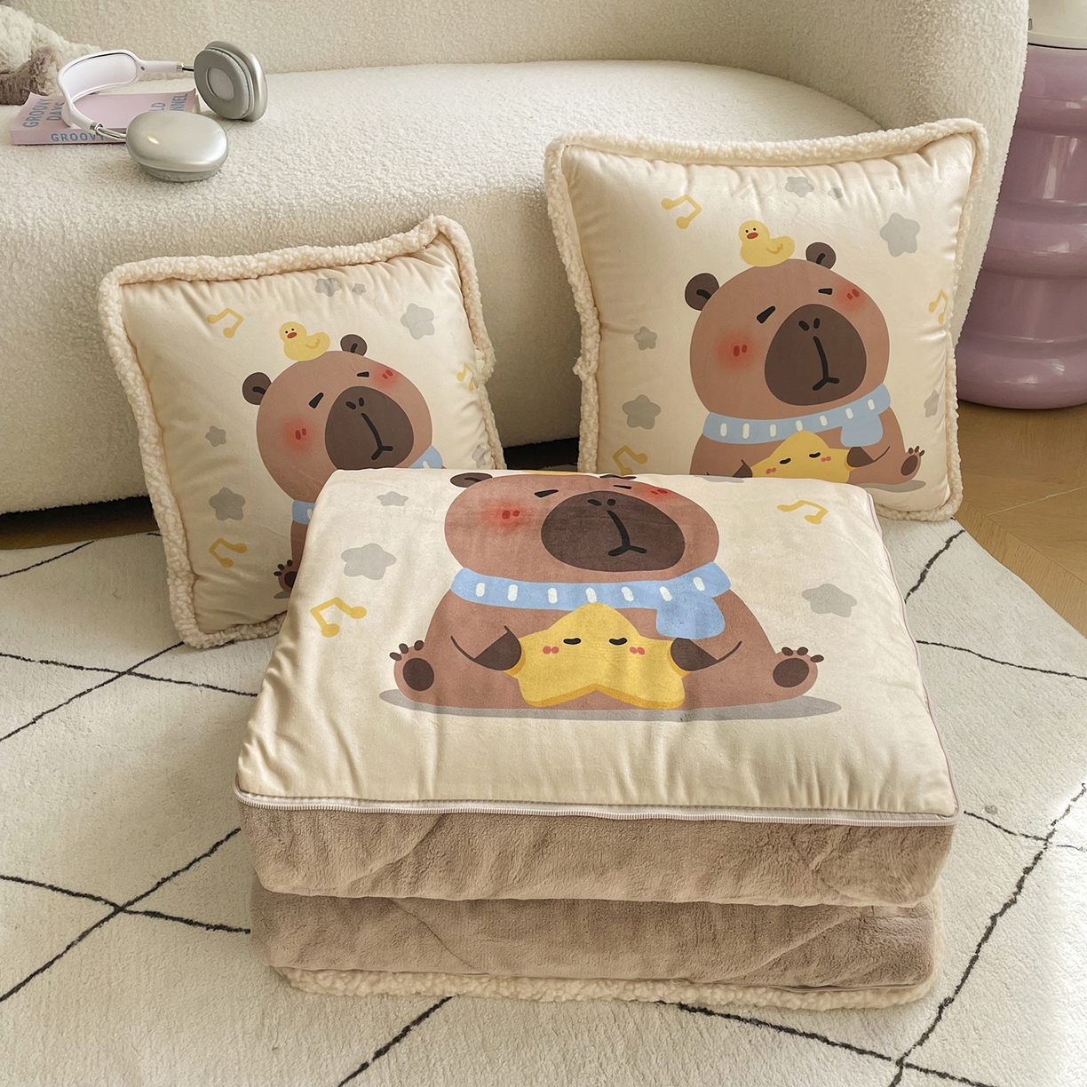 91家纺网 家纺一手货源 找家纺 番茄+ 2025新款羊羔毛花边绒抱枕被 卡皮巴拉