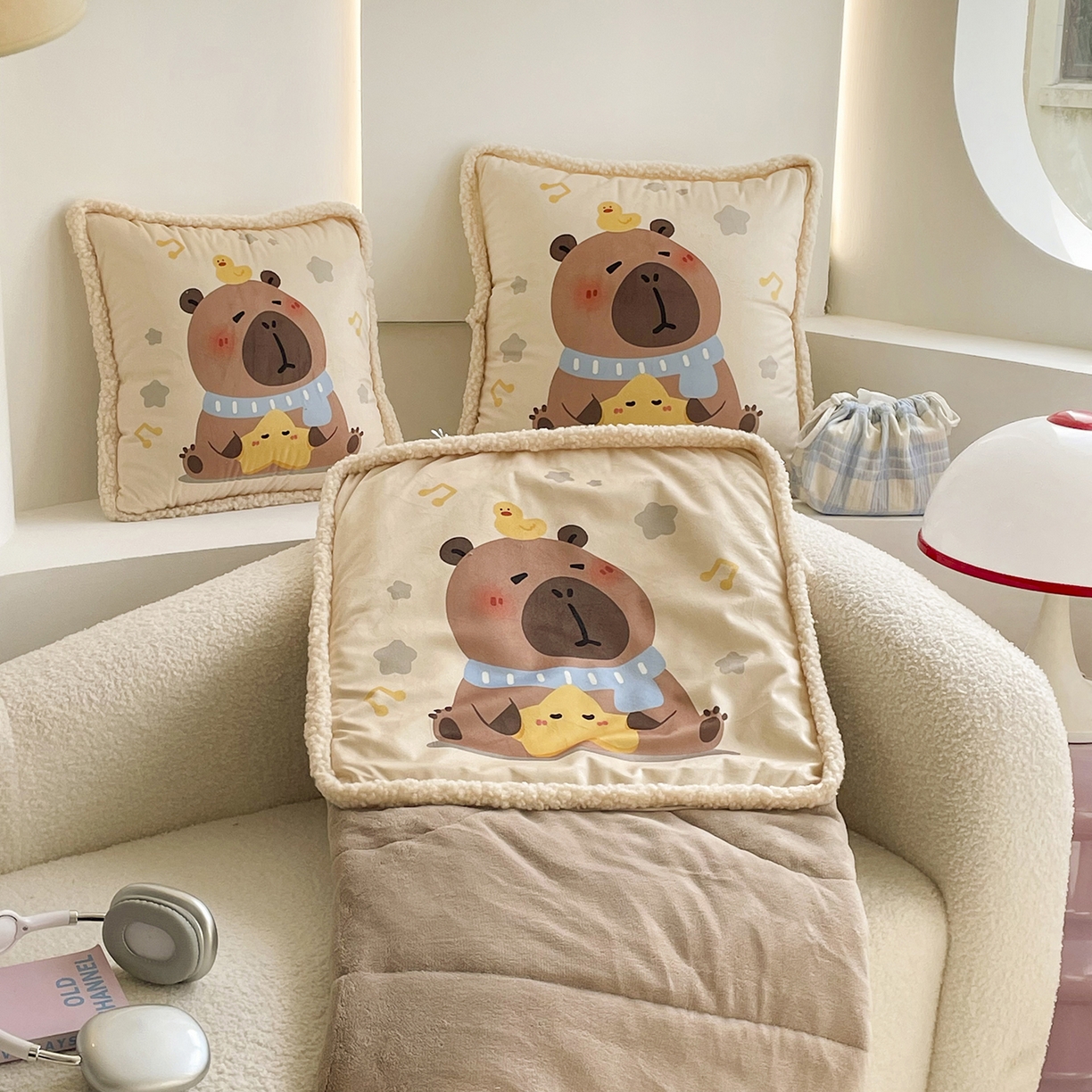 91家纺网 家纺一手货源 找家纺 番茄+ 2025新款羊羔毛花边绒抱枕被 卡皮巴拉