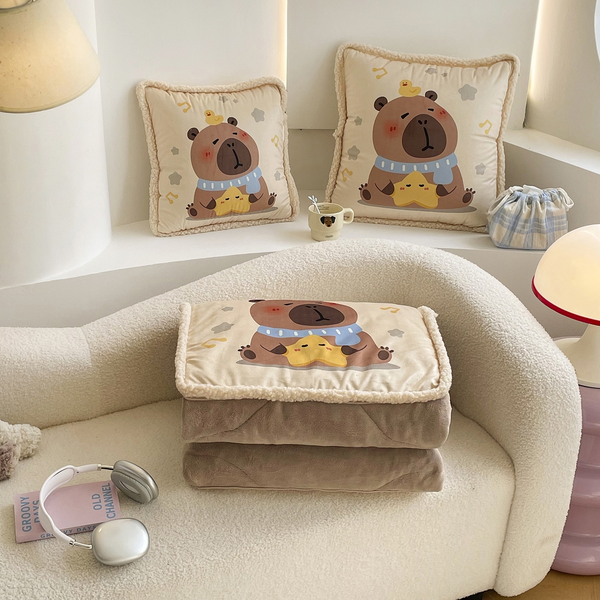 91家纺网 家纺一手货源 找家纺 番茄+ 2025新款羊羔毛花边绒抱枕被 卡皮巴拉