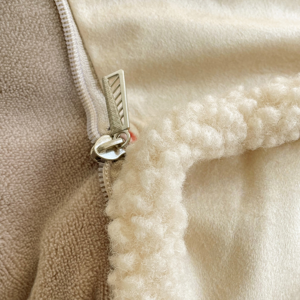 91家纺网 家纺一手货源 找家纺 番茄+ 2025新款羊羔毛花边绒抱枕被 卡皮巴拉