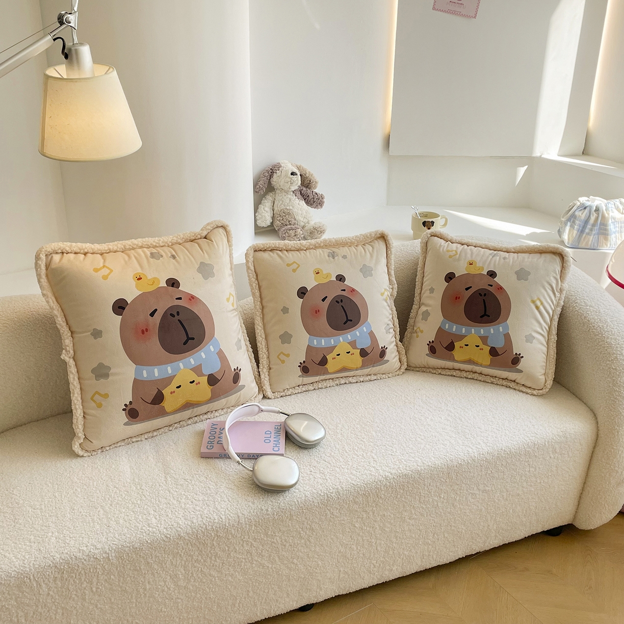 91家纺网 家纺一手货源 找家纺 番茄+ 2025新款羊羔毛花边绒抱枕被 卡皮巴拉