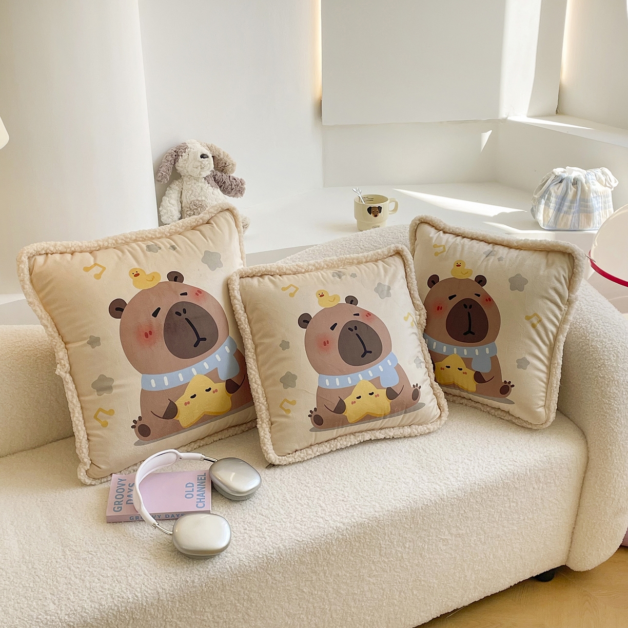 91家纺网 家纺一手货源 找家纺 番茄+ 2025新款羊羔毛花边绒抱枕被 卡皮巴拉