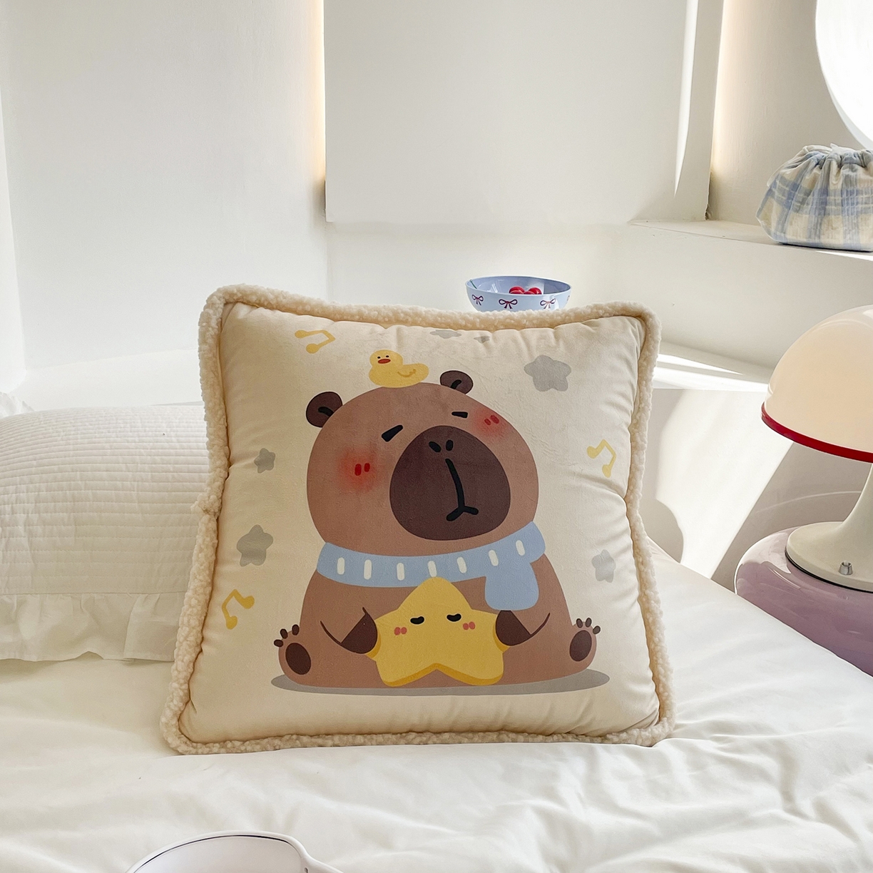 91家纺网 家纺一手货源 找家纺 番茄+ 2025新款羊羔毛花边绒抱枕被 卡皮巴拉