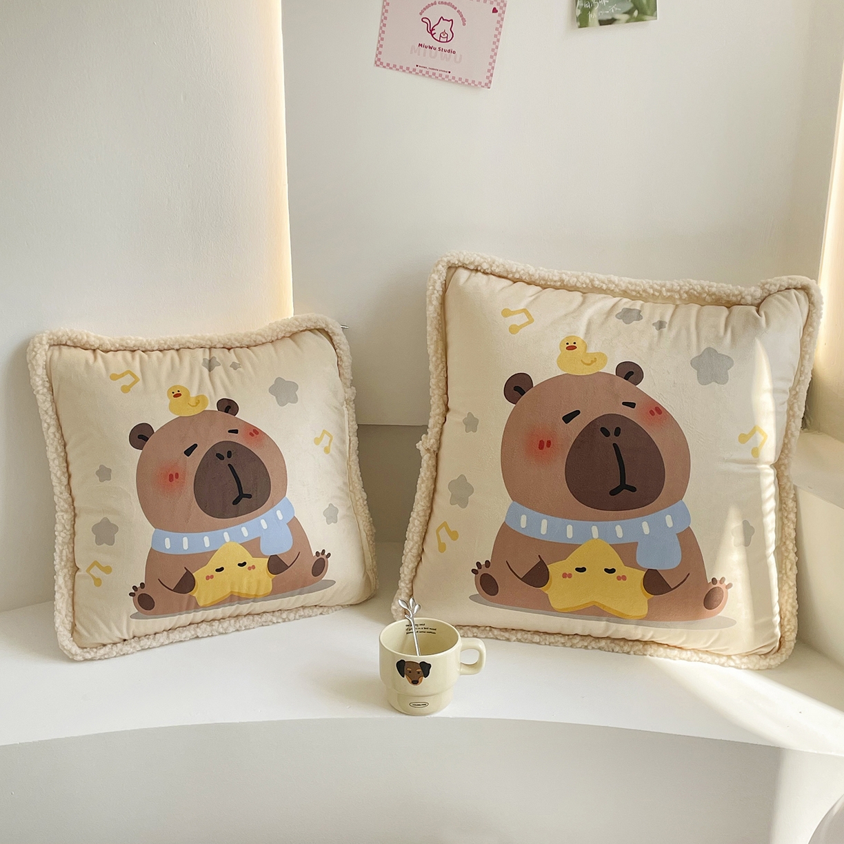 91家纺网 家纺一手货源 找家纺 番茄+ 2025新款羊羔毛花边绒抱枕被 卡皮巴拉