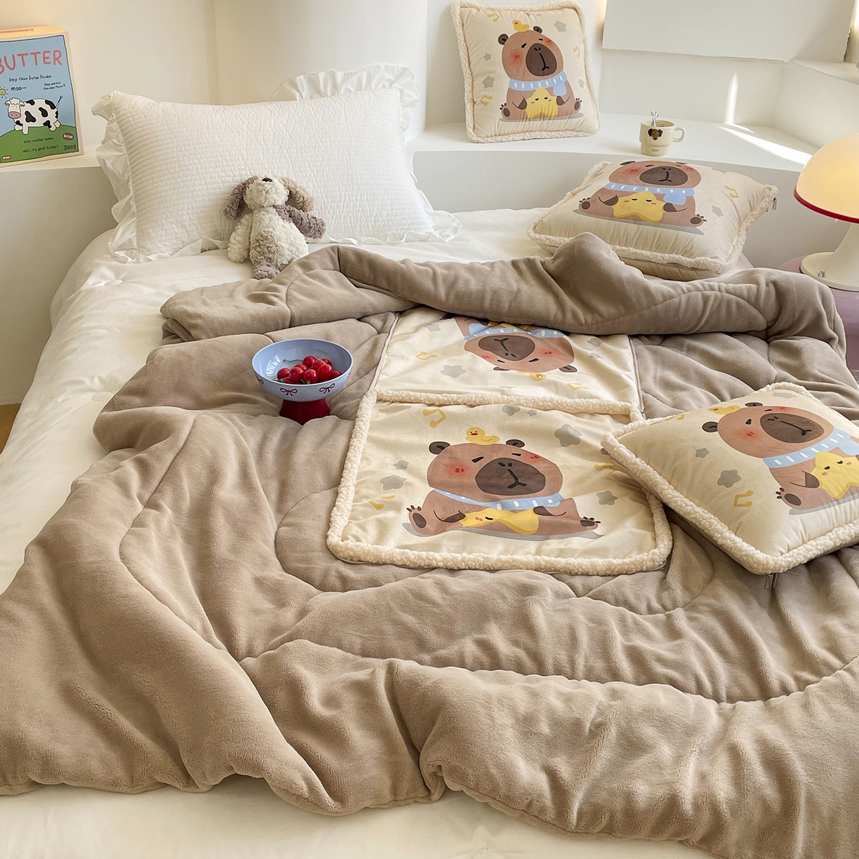 91家纺网 家纺一手货源 找家纺 番茄+ 2025新款羊羔毛花边绒抱枕被 卡皮巴拉