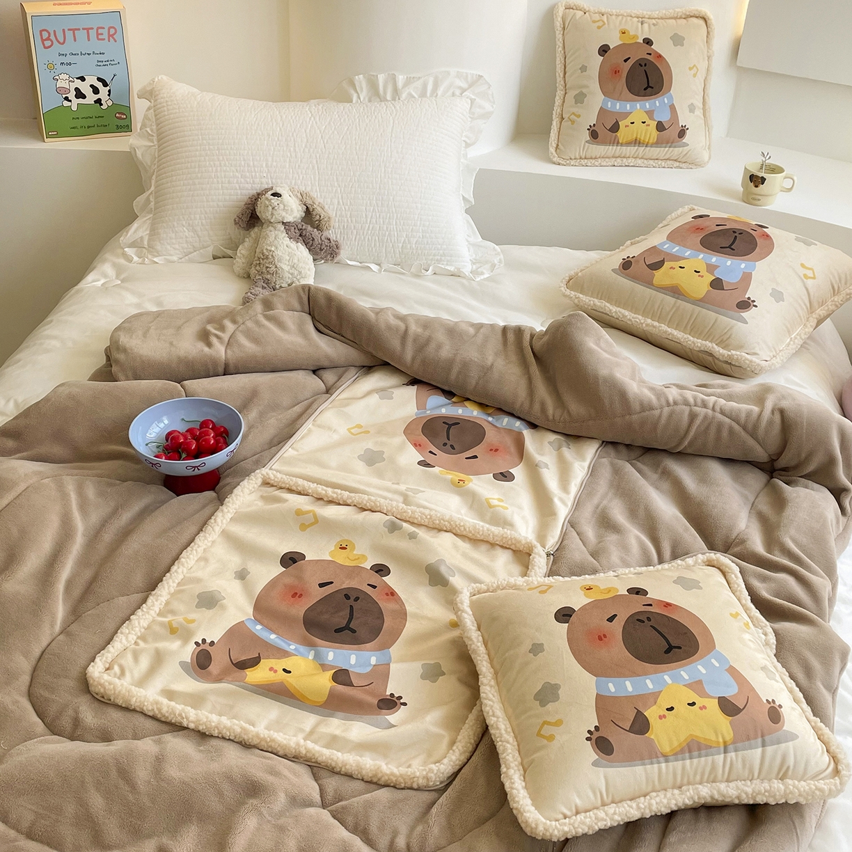 91家纺网 家纺一手货源 找家纺 番茄+ 2025新款羊羔毛花边绒抱枕被 卡皮巴拉