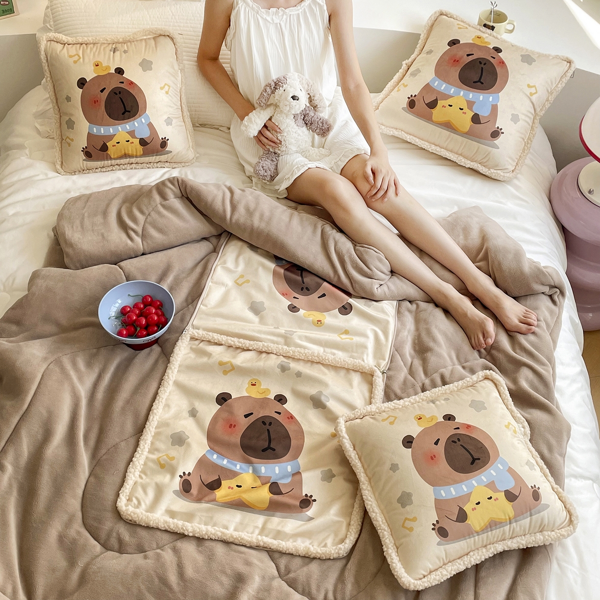 91家纺网 家纺一手货源 找家纺 番茄+ 2025新款羊羔毛花边绒抱枕被 卡皮巴拉