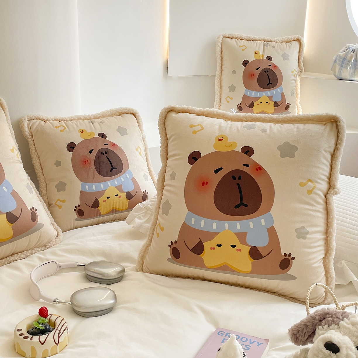 91家纺网 家纺一手货源 找家纺 番茄+ 2025新款羊羔毛花边绒抱枕被 卡皮巴拉