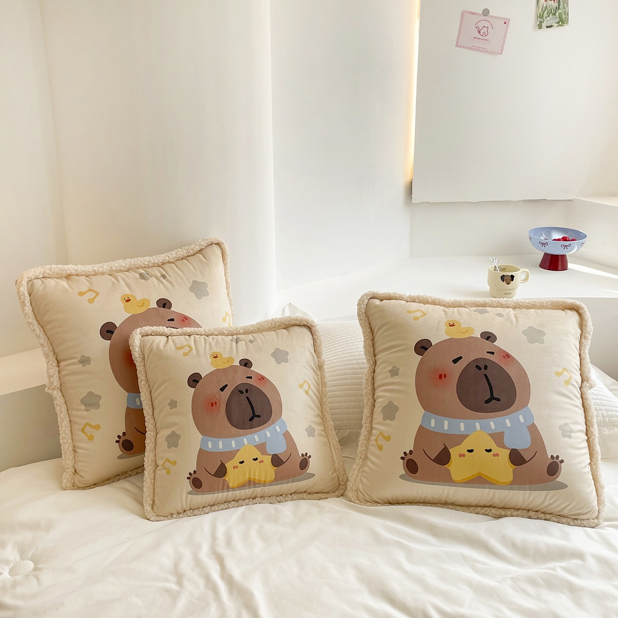 91家纺网 家纺一手货源 找家纺 番茄+ 2025新款羊羔毛花边绒抱枕被 卡皮巴拉