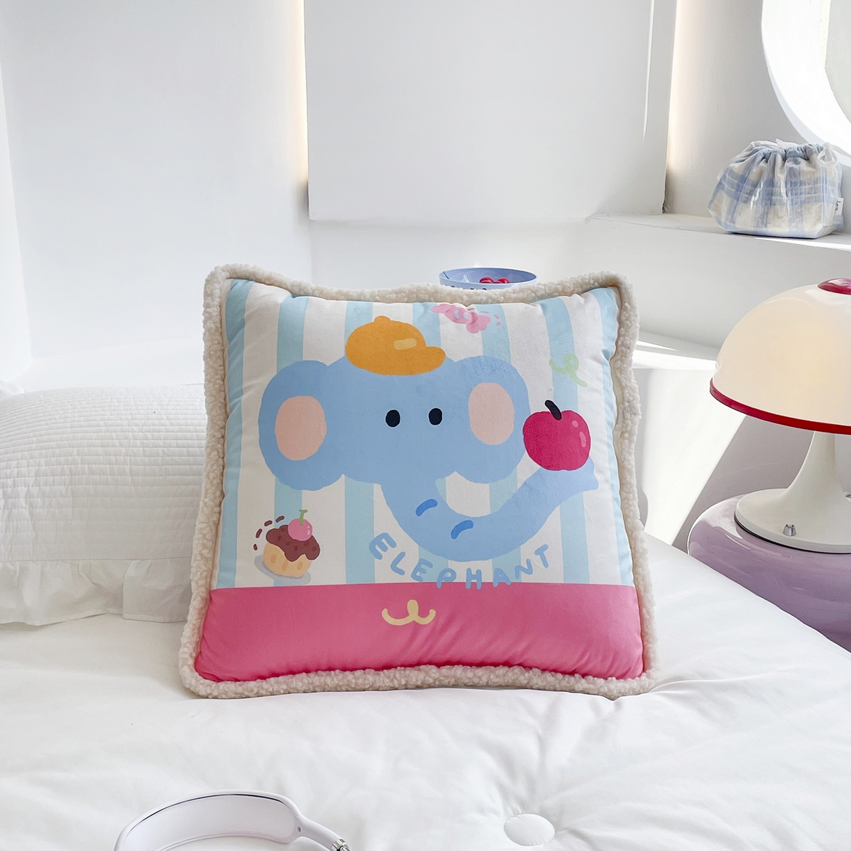 91家纺网 家纺一手货源 找家纺 番茄+ 2025新款羊羔毛花边绒抱枕被 苹果象