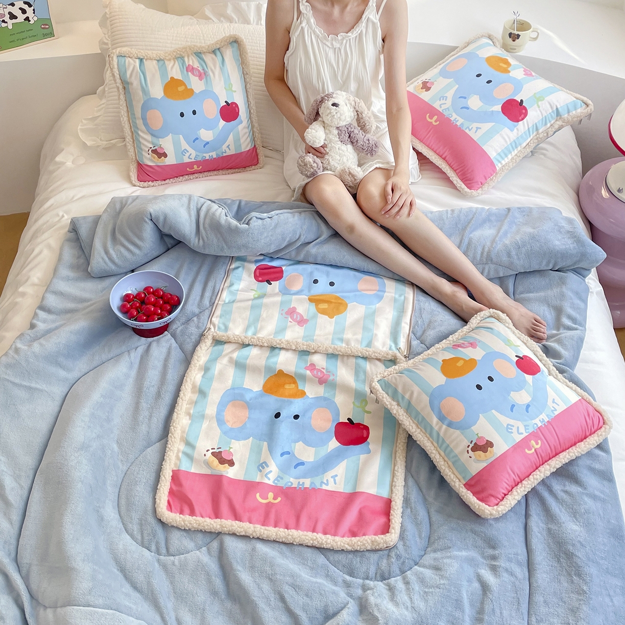 91家纺网 家纺一手货源 找家纺 番茄+ 2025新款羊羔毛花边绒抱枕被 苹果象