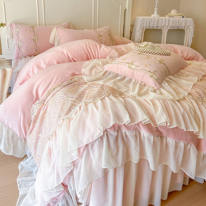 91家纺网 家纺一手货源 找家纺 （总）网红馆（ck家纺） 2025新款亲肤舒适牛奶绒蕾丝边床裙四件套-秘密花园