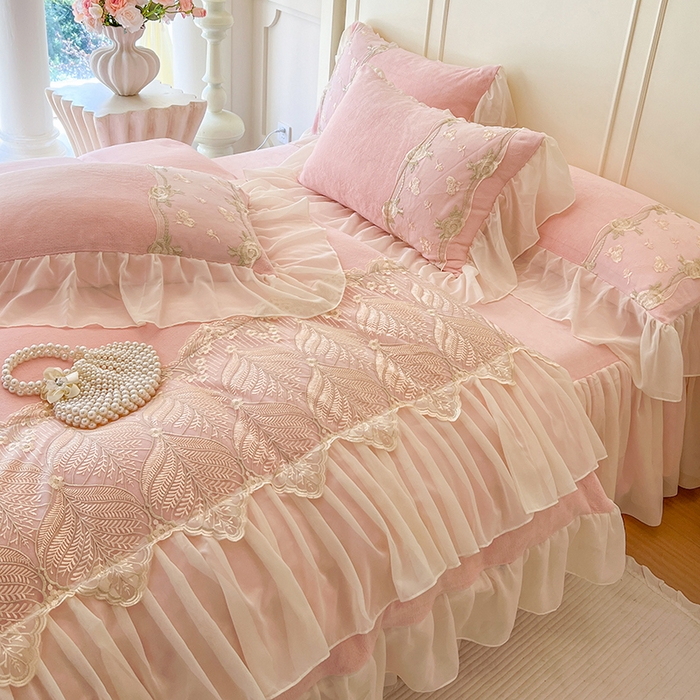 91家纺网 家纺一手货源 找家纺 （总）网红馆（ck家纺） 2025新款亲肤舒适牛奶绒蕾丝边床裙四件套-秘密花园