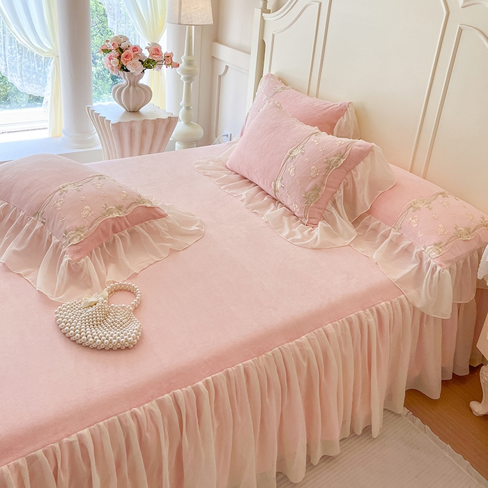 91家纺网 家纺一手货源 找家纺 （总）网红馆（ck家纺） 2025新款亲肤舒适牛奶绒蕾丝边床裙四件套-秘密花园