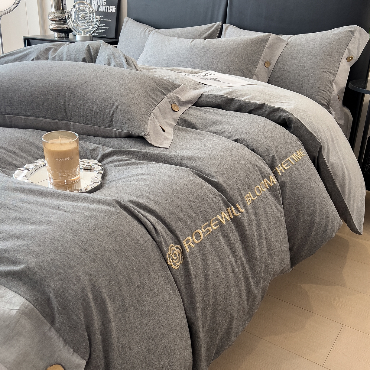 91家纺网 家纺一手货源 找家纺 芃成家纺 2025新款A类全棉色织水洗棉纽扣绣花四件套 纽扣款-深灰拼浅灰