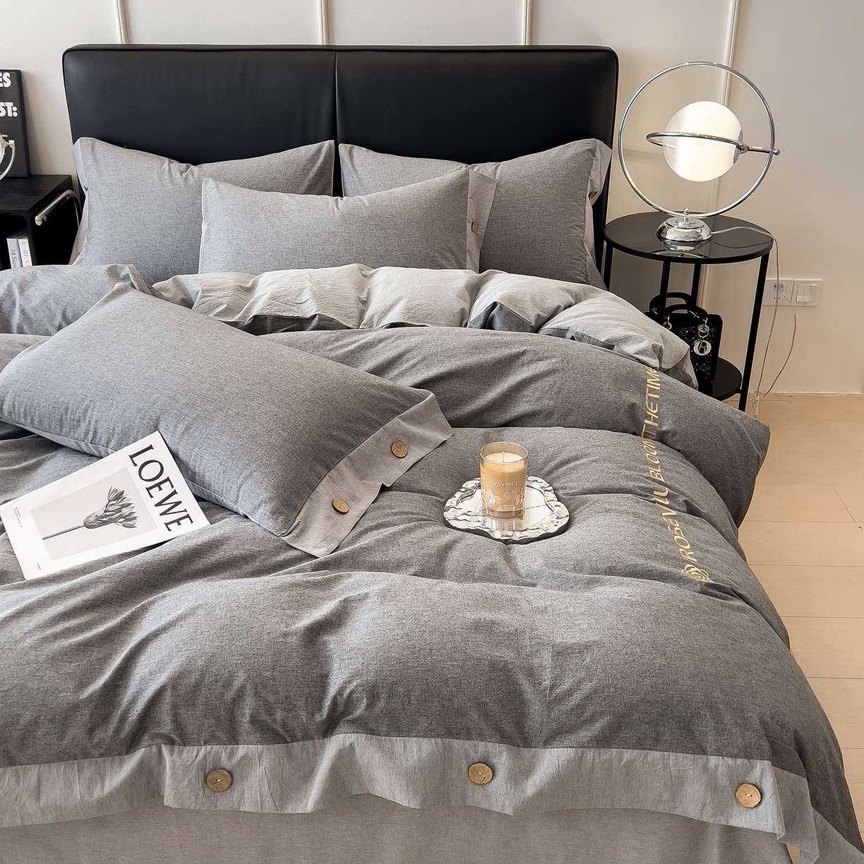 91家纺网 家纺一手货源 找家纺 芃成家纺 2025新款A类全棉色织水洗棉纽扣绣花四件套 纽扣款-深灰拼浅灰