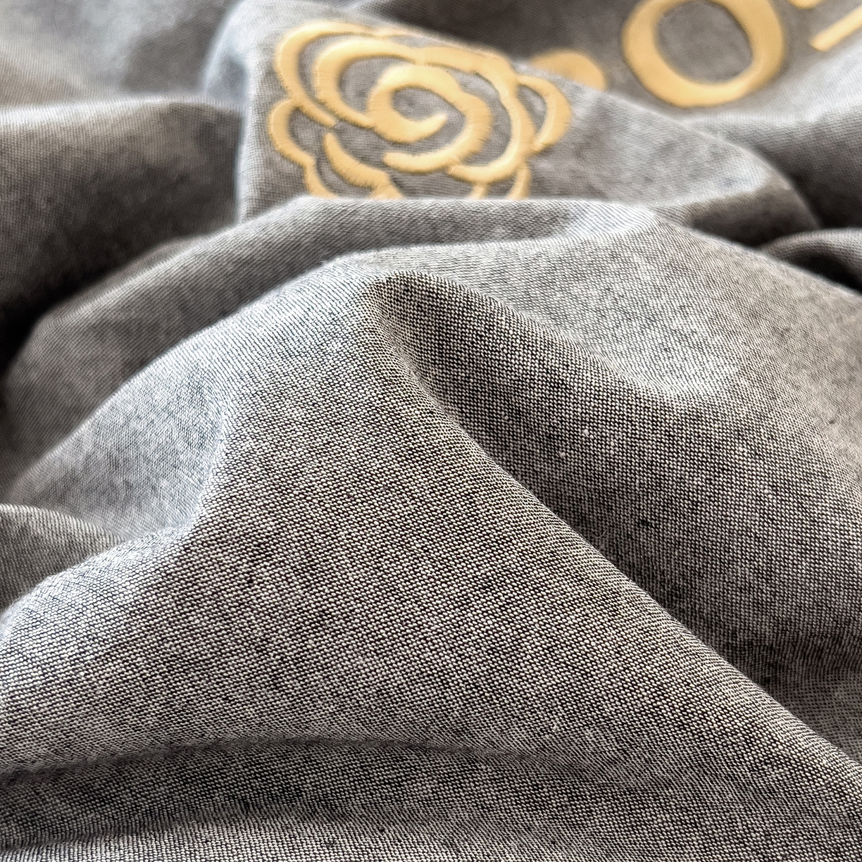 91家纺网 家纺一手货源 找家纺 芃成家纺 2025新款A类全棉色织水洗棉纽扣绣花四件套 纽扣款-深灰拼浅灰