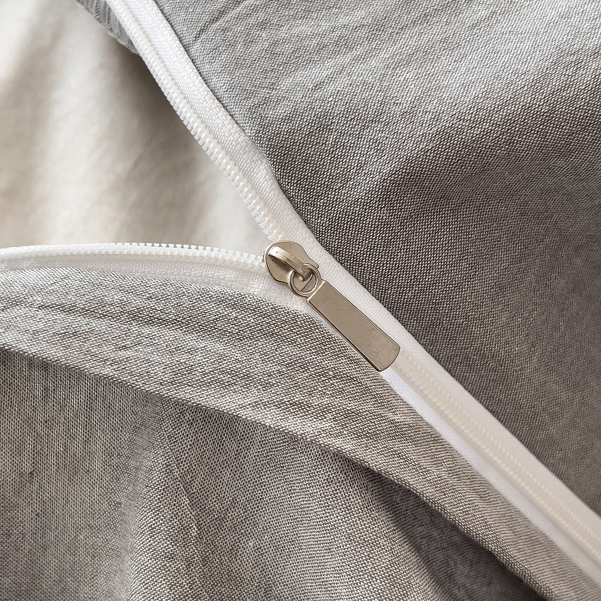 91家纺网 家纺一手货源 找家纺 芃成家纺 2025新款A类全棉色织水洗棉纽扣绣花四件套 纽扣款-深灰拼浅灰