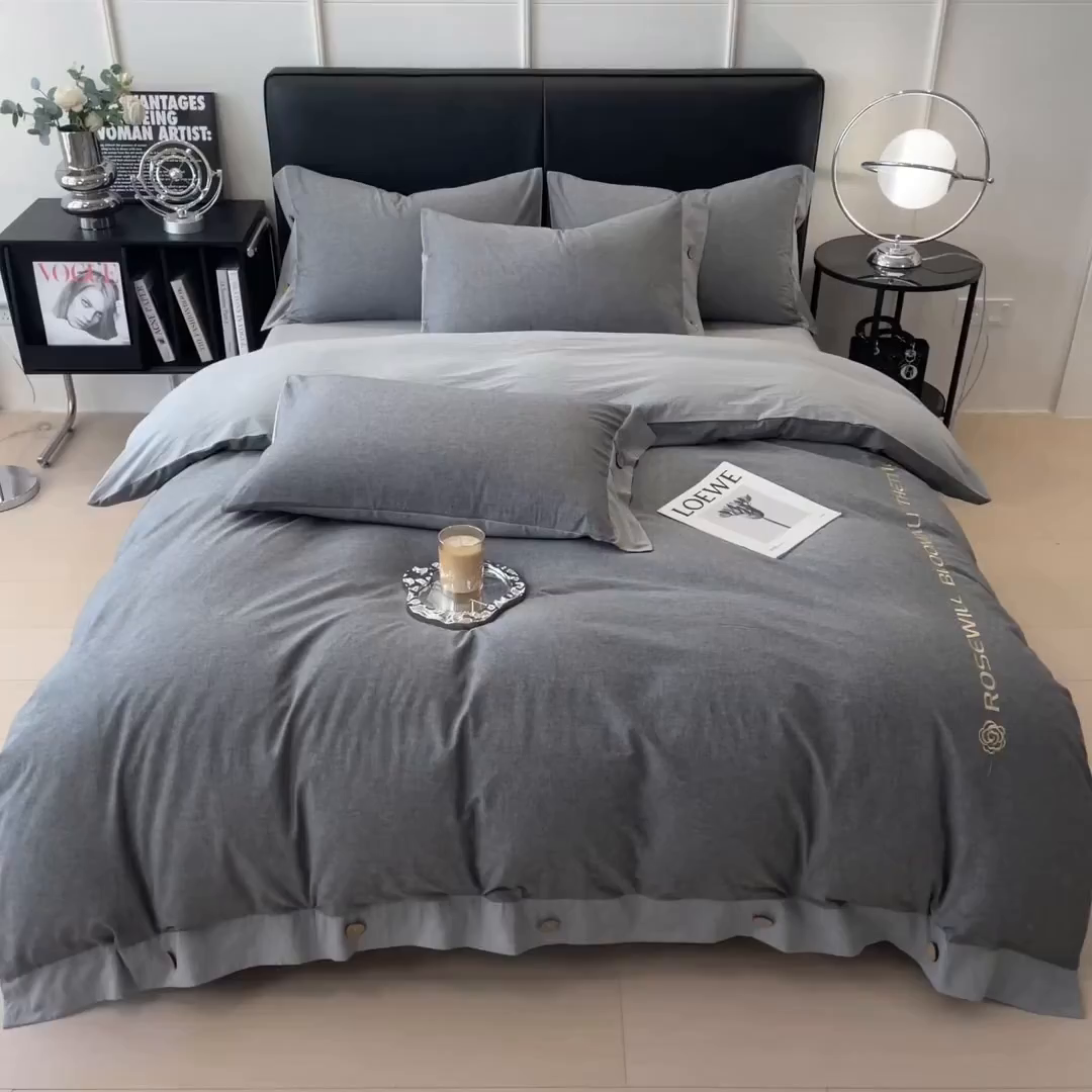 91家纺网 家纺一手货源 找家纺 芃成家纺 2025新款A类全棉色织水洗棉纽扣绣花四件套 纽扣款-深灰拼浅灰