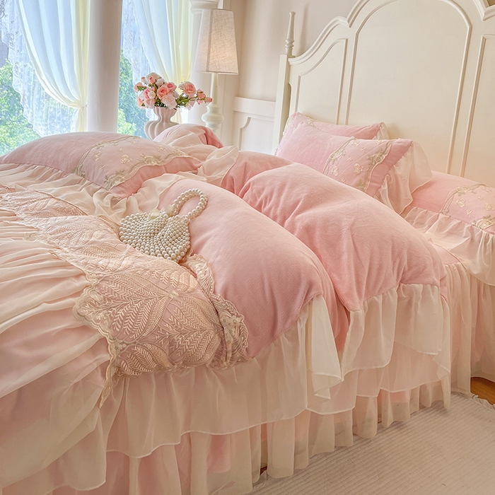 网红馆（ck家纺） 2025新款亲肤舒适牛奶绒蕾丝边床裙四件套-秘密花园 秘密花园-粉色