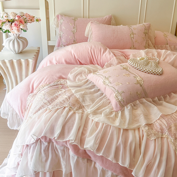 91家纺网 家纺一手货源 找家纺 网红馆（ck家纺） 2025新款亲肤舒适牛奶绒蕾丝边床裙四件套-秘密花园 秘密花园-粉色