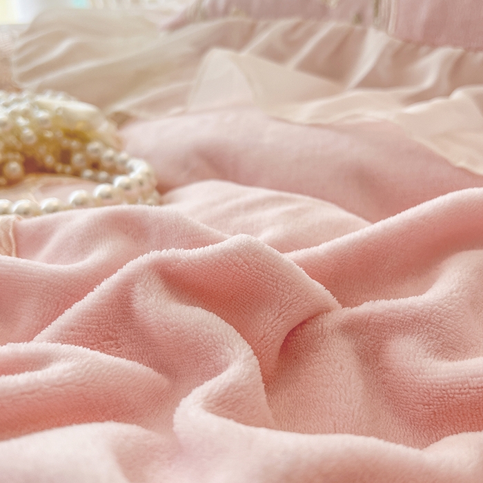 91家纺网 家纺一手货源 找家纺 网红馆（ck家纺） 2025新款亲肤舒适牛奶绒蕾丝边床裙四件套-秘密花园 秘密花园-粉色