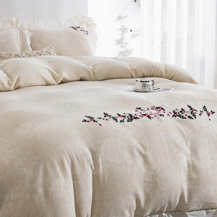 91家纺网 家纺一手货源 找家纺 鲁爱 2025新款棉麻花边绣花款四件套   浣溪沙-红