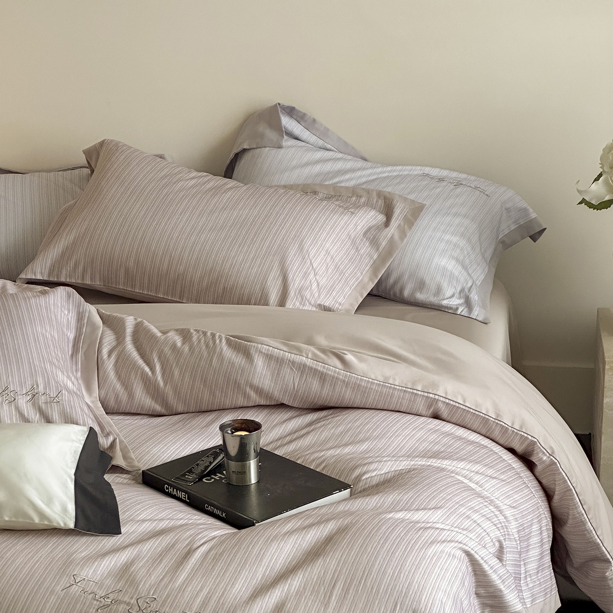 91家纺网 家纺一手货源 找家纺 （总）黛舒家居 2025新款天丝棉磨毛字母刺绣小宽边四件套-纪梵希