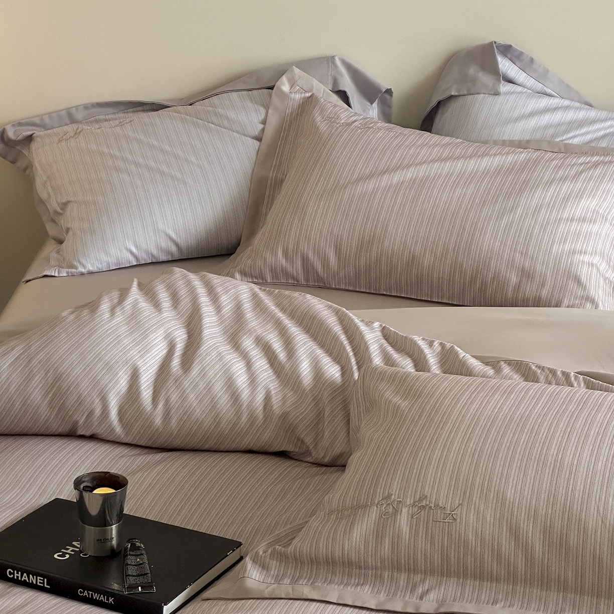 91家纺网 家纺一手货源 找家纺 （总）黛舒家居 2025新款天丝棉磨毛字母刺绣小宽边四件套-纪梵希