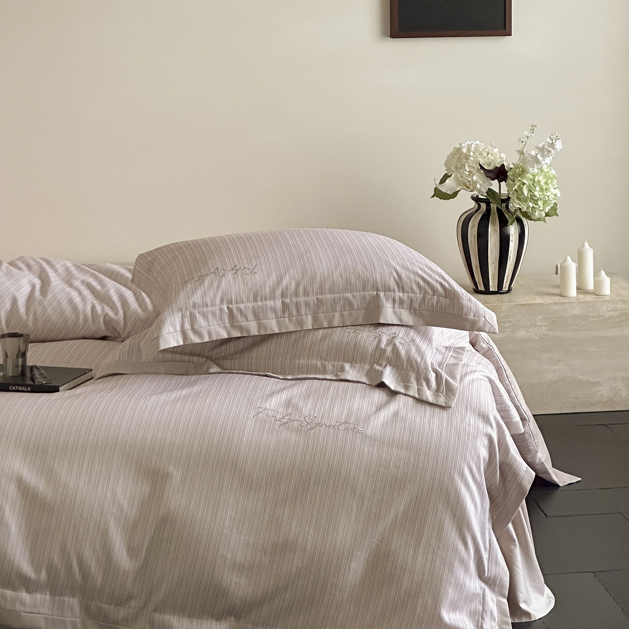 91家纺网 家纺一手货源 找家纺 （总）黛舒家居 2025新款天丝棉磨毛字母刺绣小宽边四件套-纪梵希