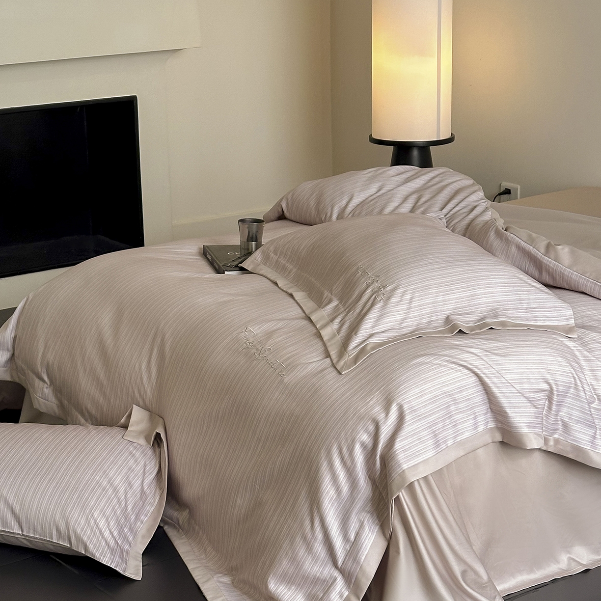 91家纺网 家纺一手货源 找家纺 （总）黛舒家居 2025新款天丝棉磨毛字母刺绣小宽边四件套-纪梵希