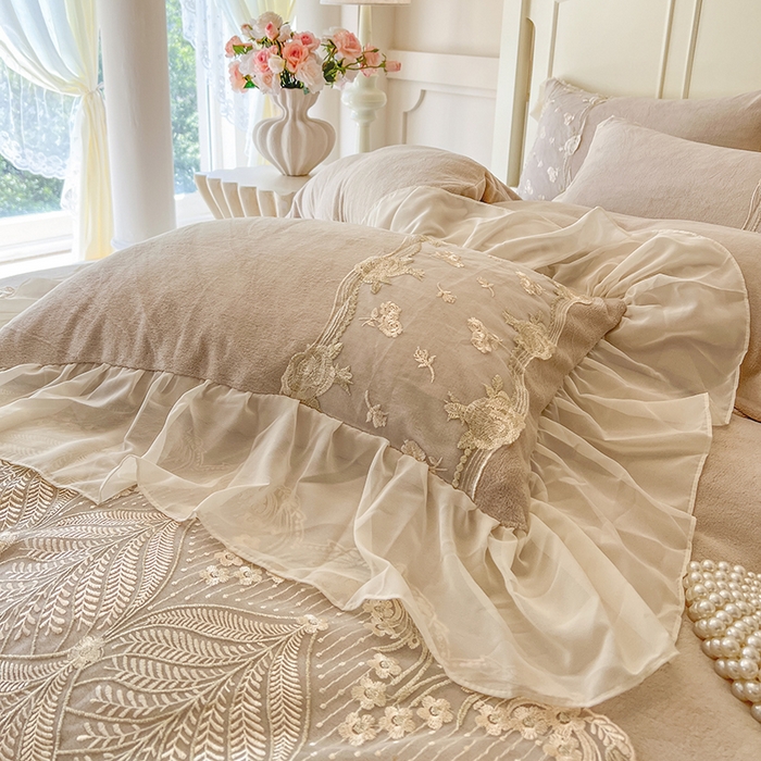 91家纺网 家纺一手货源 找家纺 网红馆（ck家纺） 2025新款亲肤舒适牛奶绒蕾丝边床裙四件套-秘密花园 秘密花园-卡其