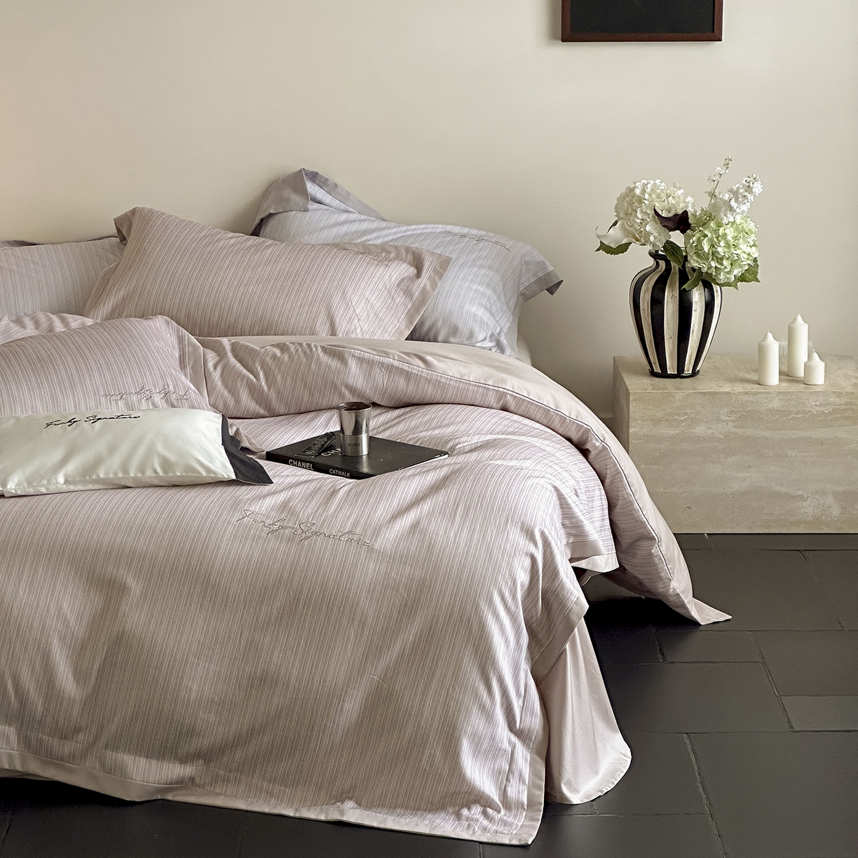 91家纺网 家纺一手货源 找家纺 黛舒家居 2025新款天丝棉磨毛字母刺绣小宽边四件套-纪梵希 纪梵希-粉