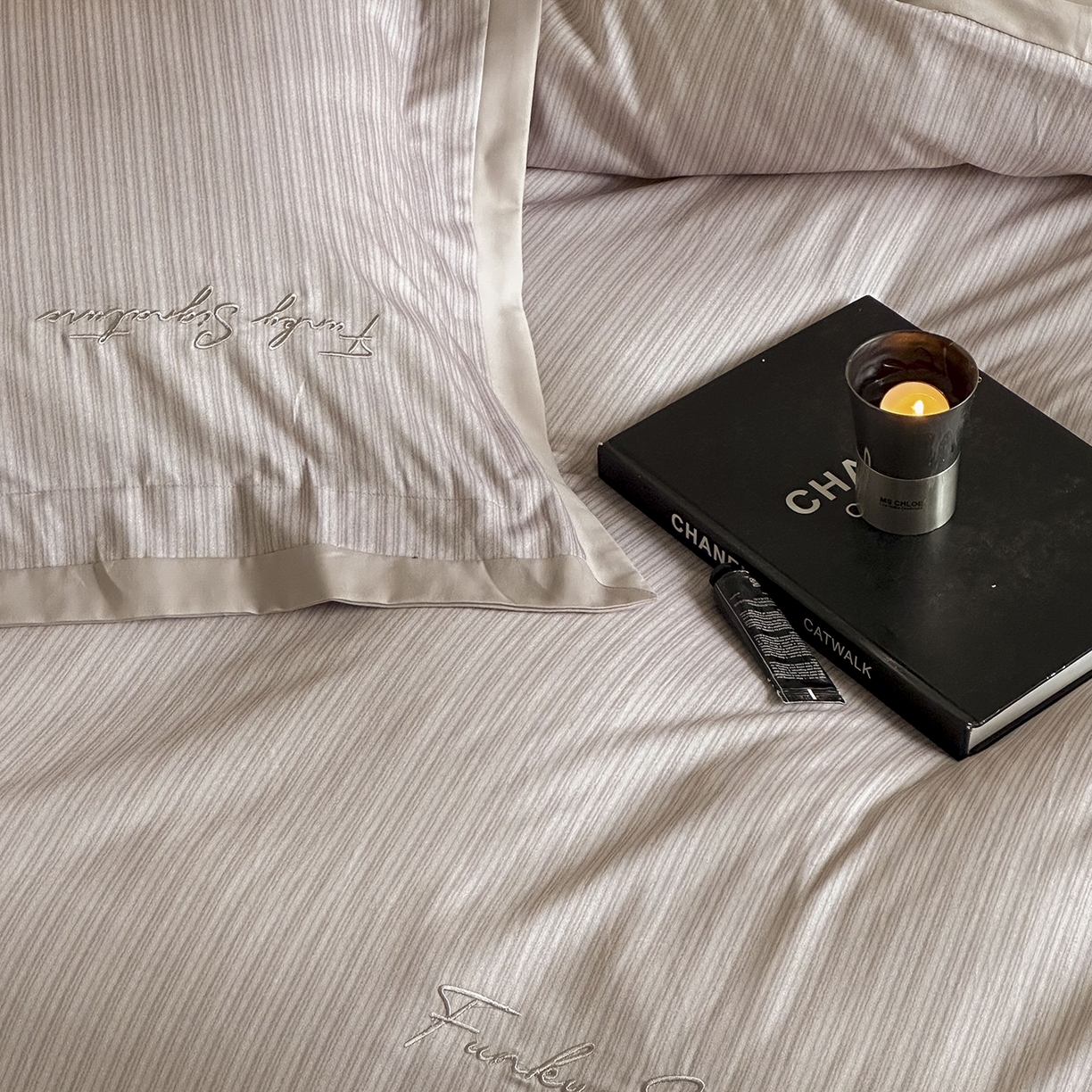 91家纺网 家纺一手货源 找家纺 黛舒家居 2025新款天丝棉磨毛字母刺绣小宽边四件套-纪梵希 纪梵希-粉