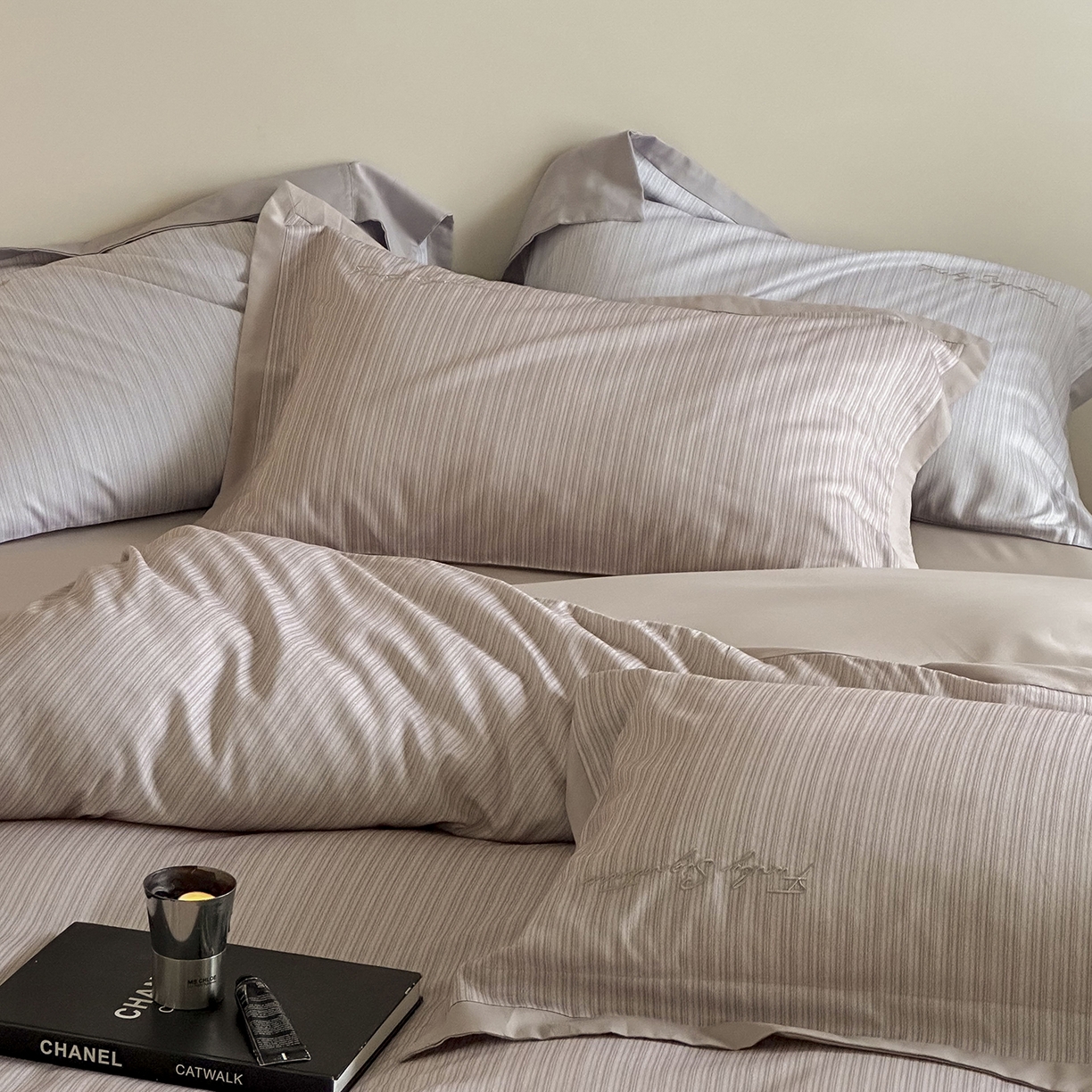 91家纺网 家纺一手货源 找家纺 黛舒家居 2025新款天丝棉磨毛字母刺绣小宽边四件套-纪梵希 纪梵希-粉