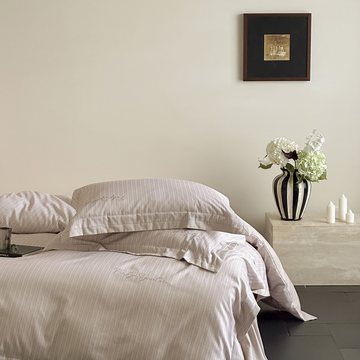 91家纺网 家纺一手货源 找家纺 黛舒家居 2025新款天丝棉磨毛字母刺绣小宽边四件套-纪梵希 纪梵希-粉