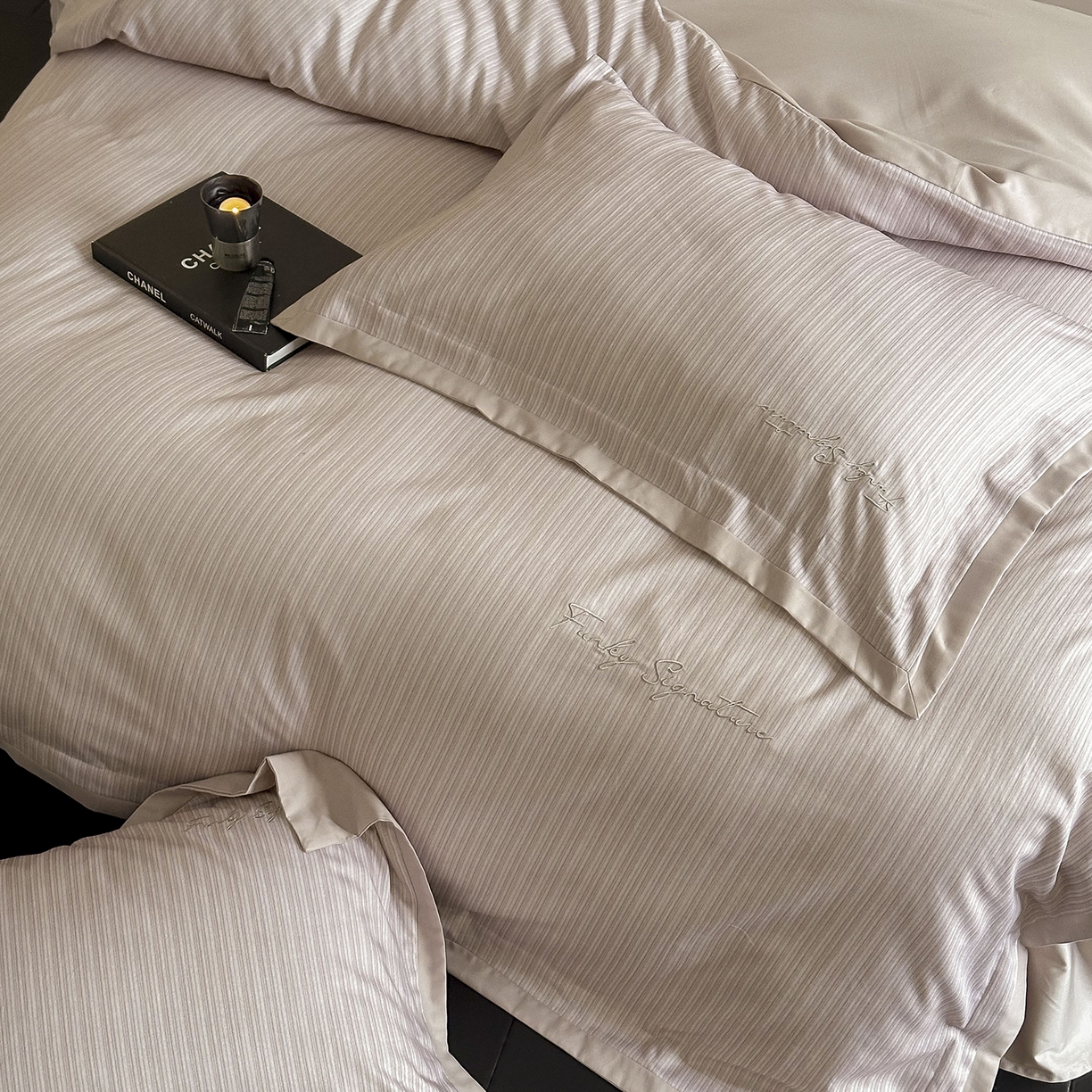 91家纺网 家纺一手货源 找家纺 黛舒家居 2025新款天丝棉磨毛字母刺绣小宽边四件套-纪梵希 纪梵希-粉