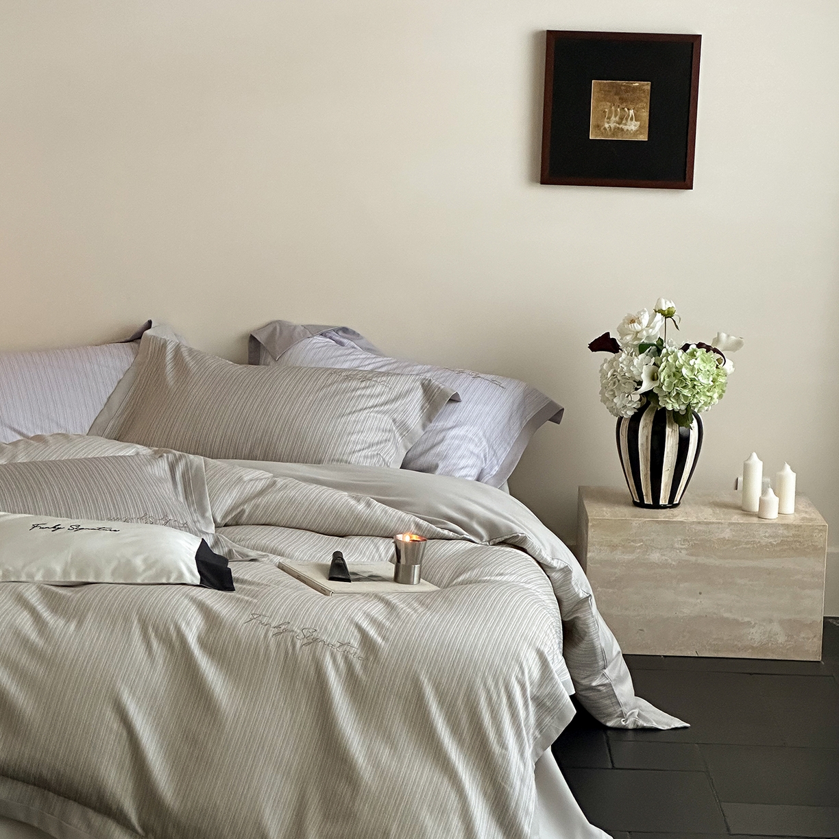 91家纺网 家纺一手货源 找家纺 黛舒家居 2025新款天丝棉磨毛字母刺绣小宽边四件套-纪梵希 纪梵希-灰