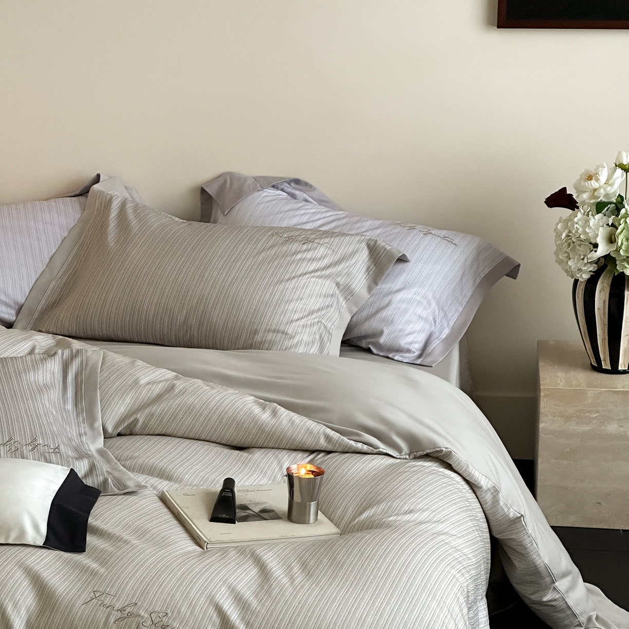 91家纺网 家纺一手货源 找家纺 黛舒家居 2025新款天丝棉磨毛字母刺绣小宽边四件套-纪梵希 纪梵希-灰