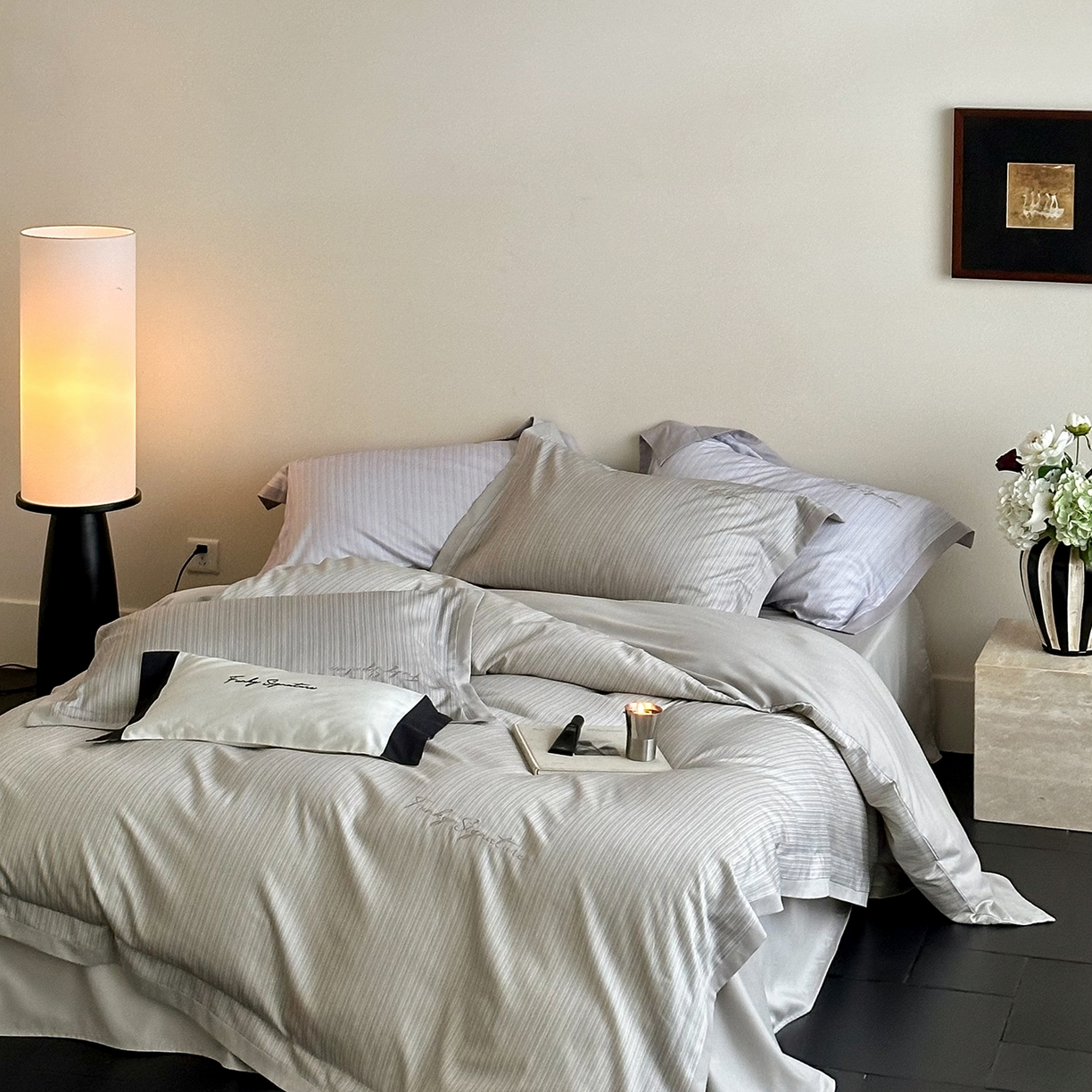 91家纺网 家纺一手货源 找家纺 黛舒家居 2025新款天丝棉磨毛字母刺绣小宽边四件套-纪梵希 纪梵希-灰