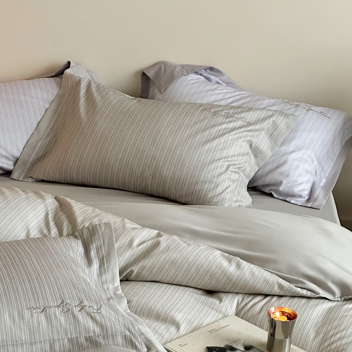 91家纺网 家纺一手货源 找家纺 黛舒家居 2025新款天丝棉磨毛字母刺绣小宽边四件套-纪梵希 纪梵希-灰