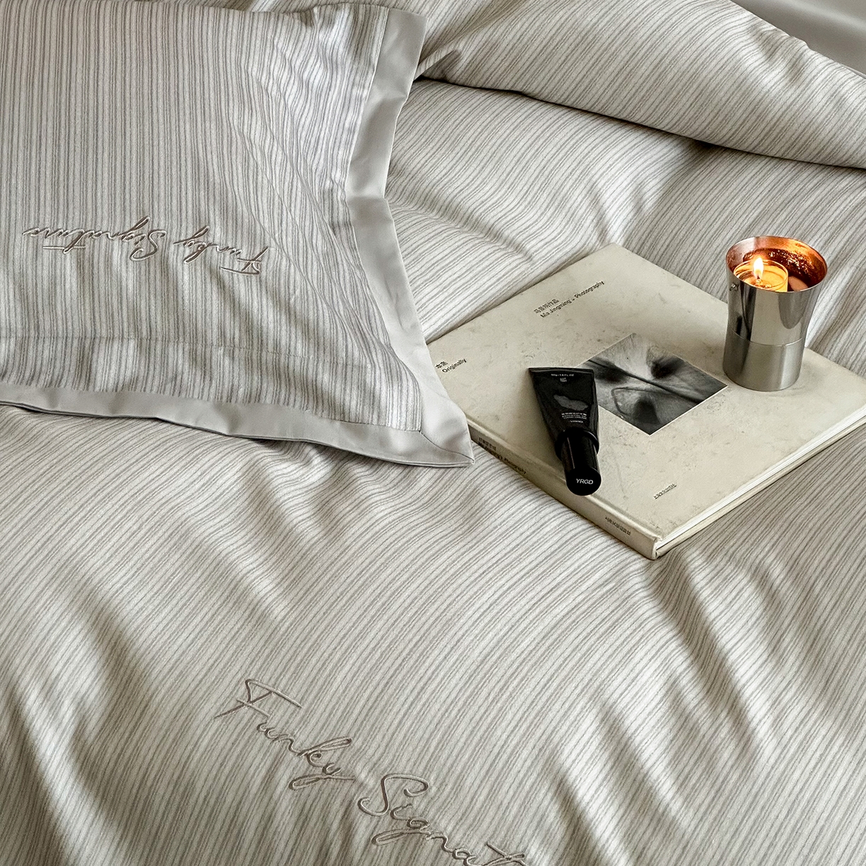 91家纺网 家纺一手货源 找家纺 黛舒家居 2025新款天丝棉磨毛字母刺绣小宽边四件套-纪梵希 纪梵希-灰