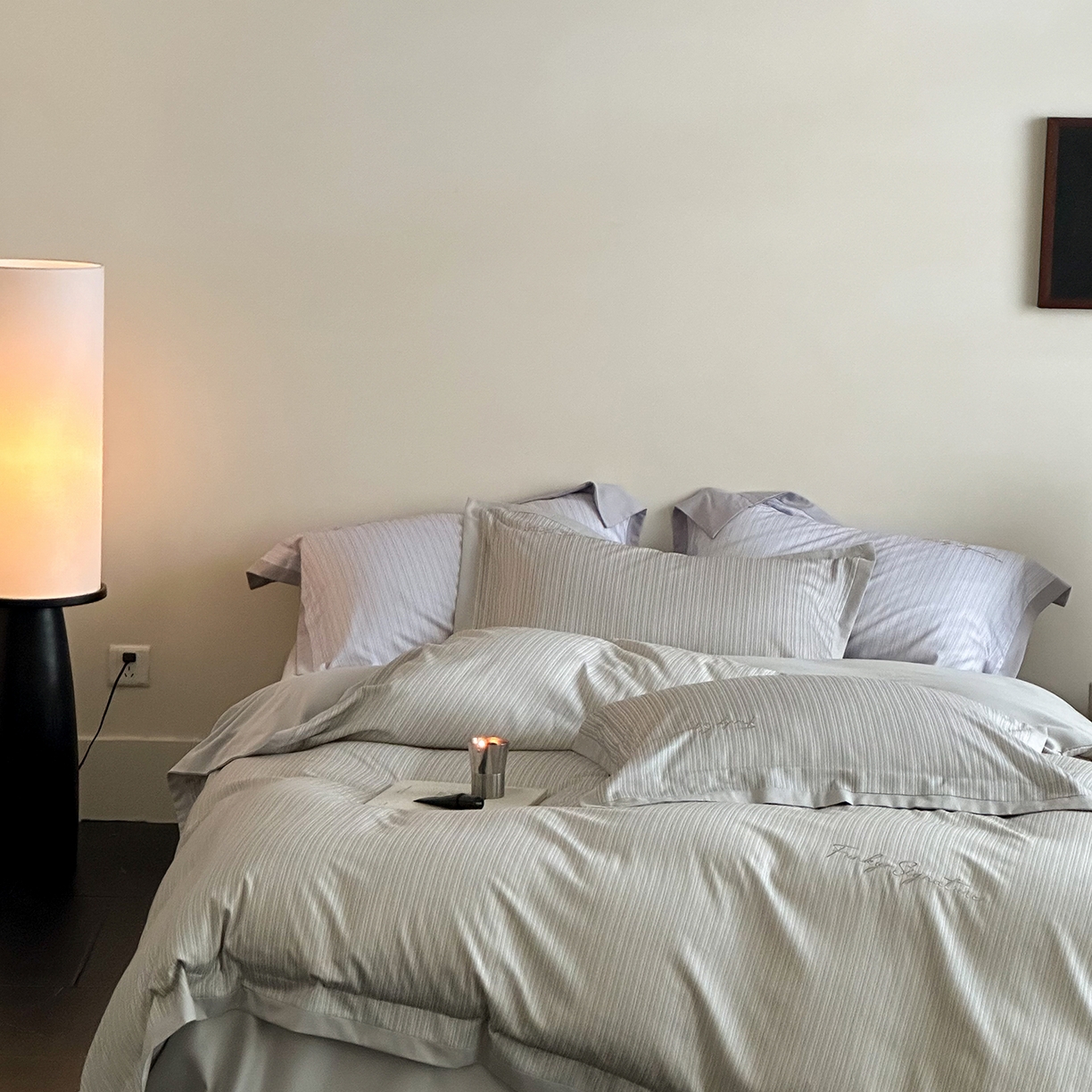 91家纺网 家纺一手货源 找家纺 黛舒家居 2025新款天丝棉磨毛字母刺绣小宽边四件套-纪梵希 纪梵希-灰